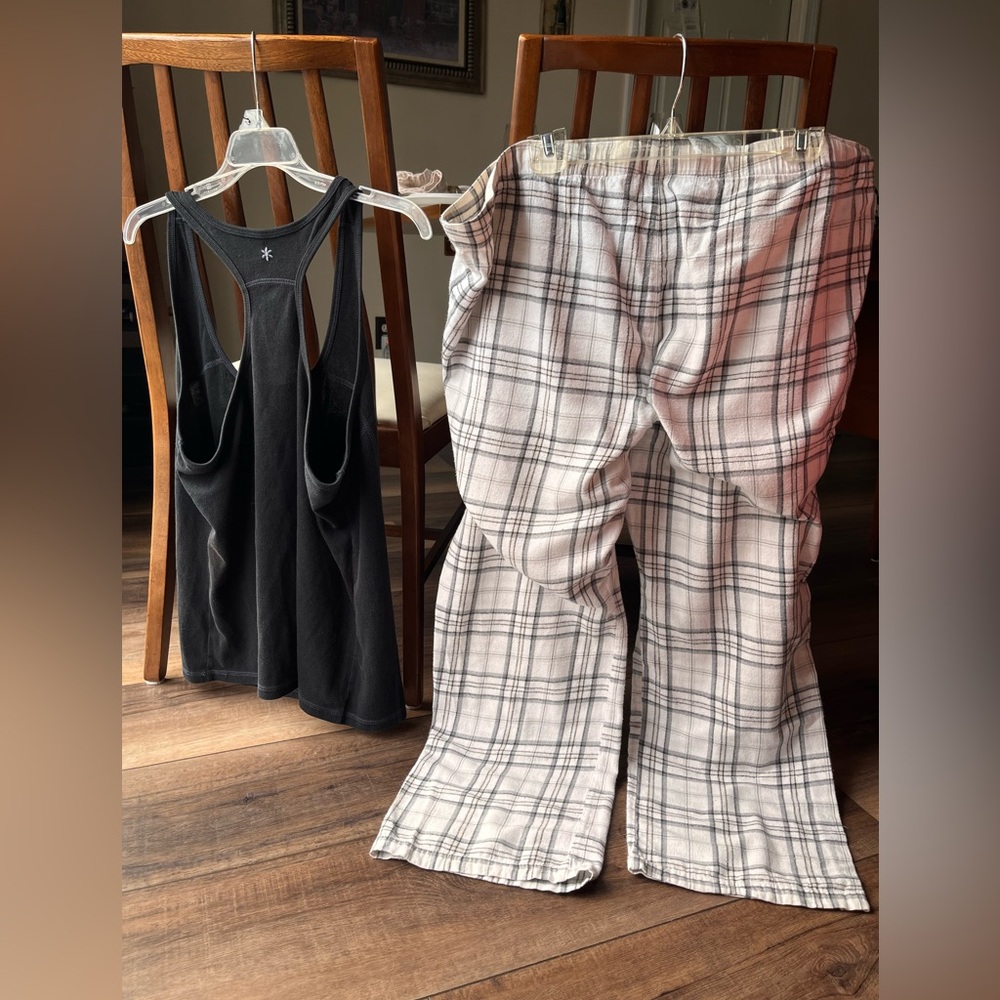 Old Navy Comfy Sleepwear! Both XXL! Black Racer Back Tank! White/Silver Pant! - Picture 8 of 9